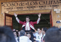 Pablo em ombros e uma orelha para Léa Vicens em Córdoba