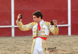 DIOGO MIGUEL PESEIRO EM OMBROS