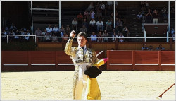 JOÃO D'ALVA SAIU A OMBROS EM GUIJUELO (Salamanca) e CORTOU ORELHA NA FEIRA FRANCESA DE ROQUEFORT 