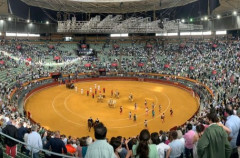 Orelha para Urdiales,numa complicada corrida de Victoriano del Río e um de Toiros de Cortés. 