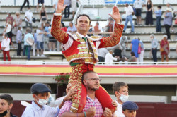 Antonio Ferrera  - pela Puerta Grande em Istres (França)