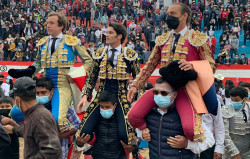 Tarde triunfal ,na corrida em Lages ( Peru).