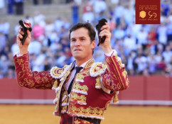 Daniel Luque em ombros na quarta  do abono da  Feira de Sevilha