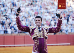 Emilio de Justo duas Merecidas orelhas em Sevilha.      