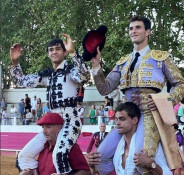 TOMÁS BASTOS EM OMBROS EM FRANÇA.