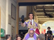 VICENTE SÁNCHEZ SAI A OMBROS NA FEIRA DE BÉZIERS