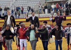 Rui Fernandes, Diego Ventura e Sebastián Fernández, a ombros numa emocionante corrida matinal em Atarfe