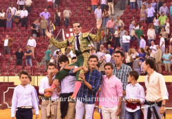 JOSÉ PADILLA EM OMBROS PELA PORTA GRANDE