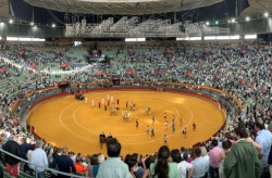 Orelha para Urdiales,numa complicada corrida de Victoriano del Río e um de Toiros de Cortés. 