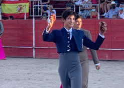 Gonçalo Alves,em ombros na novilhada em Uceda (Guadalajara, Espanha)  