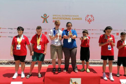 Andreia Farinha,bisou no pódio, ao conquistar ouro nos 25 metros 
