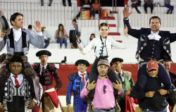 Porta grande para  Diego Ventura  junto a  Cuauhtémoc  Ayala  e Xomena 