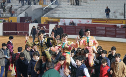 TODOS A OMBROS 