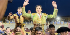 Saída em ombros de Marco Perez, ontem em Tarazona de Aragón (Zaragoza)