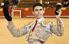 Ignacio Garibay, jovem novilheiro Mexicano, estaca-se e corta uma orelha em Valência  